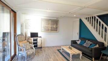 Televisie, een dvd-speler en een tafeltennistafel