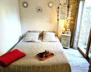 3 bedrooms, travel cot, free WiFi, bed sheets