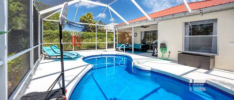 Utendørsbasseng og et oppvarmet basseng