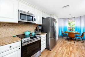 Réfrigérateur, four à micro-ondes, un four, surface de cuisson