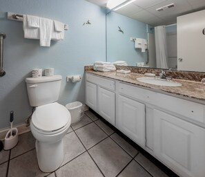 Kombinert dusj/badekar, hårføner, håndklær og såpe