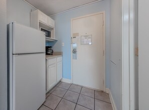 Kjøleskap, mikrobølgeovn, kaffetrakter/tekoker og brødrister