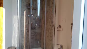 Dusche, Haartrockner, Bidet, Handtücher
