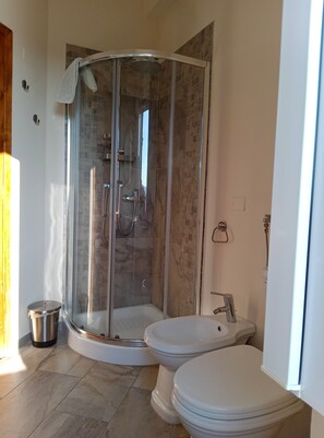 Douche, sèche-cheveux, bidet, serviettes fournies