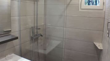 Douche, sĂšche-cheveux
