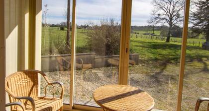 Maison spacieuse avec cheminée et grand jardin à Thiviers