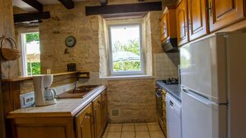 Een koelkast, een microgolfoven, een oven, een vaatwasser