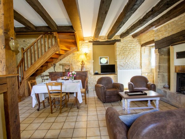 TV, fireplace, ping pong - Cozy house near Sarlat - Fireplace and Pets allowed (Saint-Aubin-de-Nabirat)