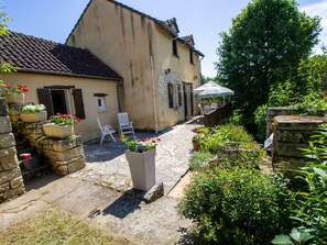 Terrace/patio - Cozy house near Sarlat - Fireplace and Pets allowed (Saint-Aubin-de-Nabirat)