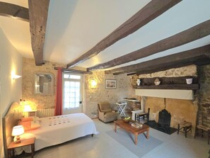 2 bedrooms, free WiFi - Countryside house with WiFi and parking for 5 guests (Saint-Pardoux-et-Vielvic)