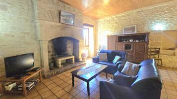 Televisie en een open haard