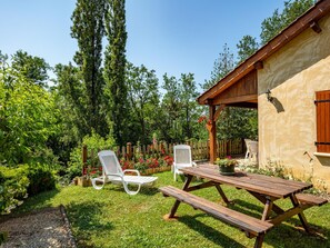 Outdoor dining - Charming Cottage in the Heart of Vézère Valley with Terrace, BBQ, and WiFi (Tursac)