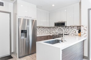 Geladeira, micro-ondas, fogão, cooktop