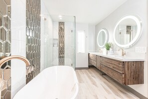 Badewanne, Haartrockner, Handtücher, Toilettenpapier