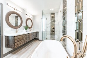 Bañera, secador de pelo, toallas, papel higiénico