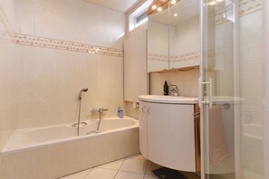 Bathtub, hair dryer, towels, soap - Beautiful 2.5 ha Estate With Forest, Sauna, hot tub (Well)