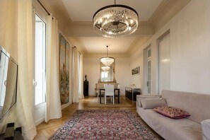 Smart TV, fireplace, books, offices - Grand Villa with park near the seaside (Nice)