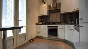 Een koelkast, een microgolfoven, een oven, een kookplaat