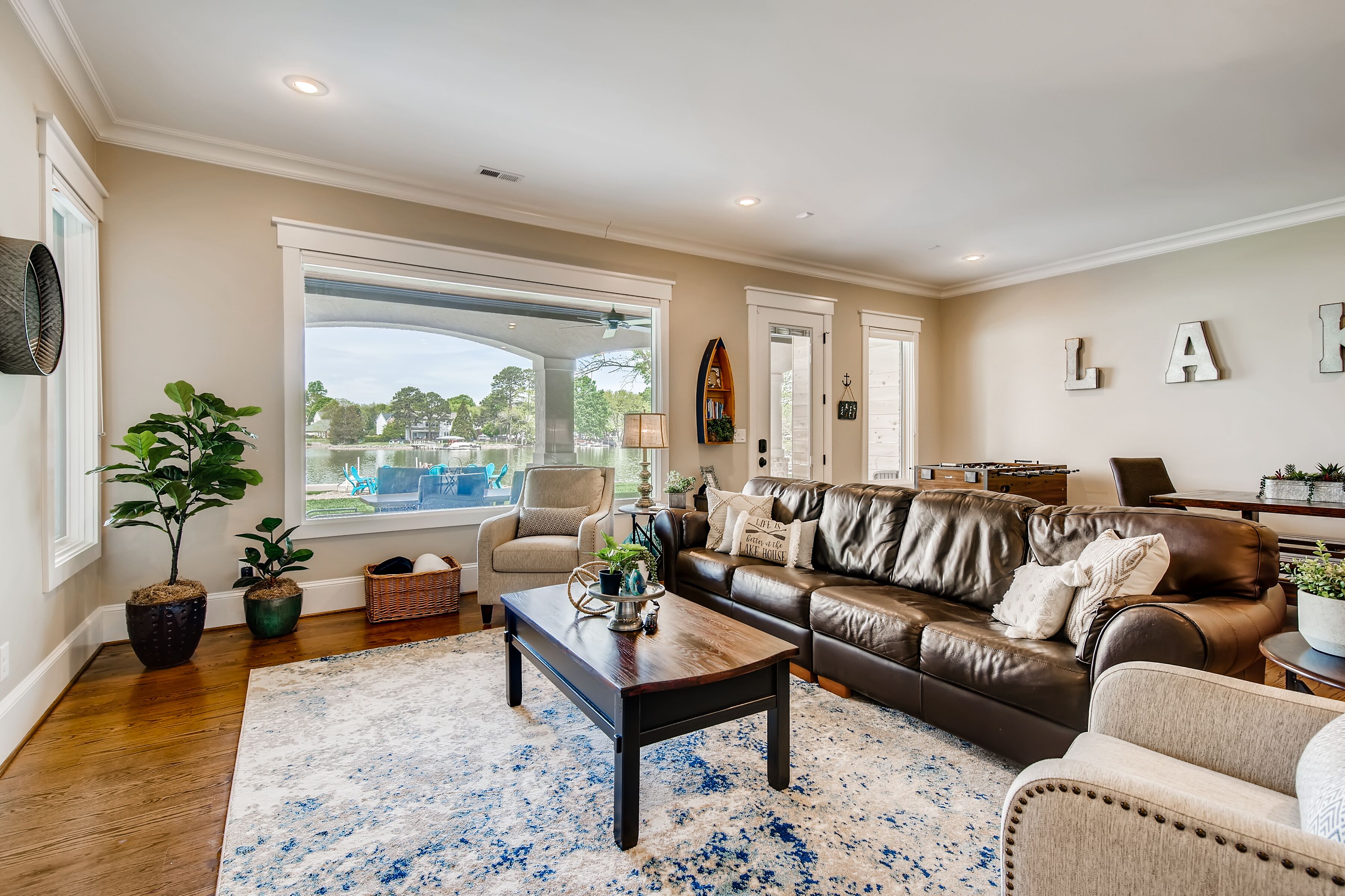 TV connectée, cheminée, baby-foot