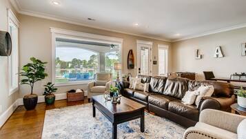 TV connectée, cheminée, baby-foot