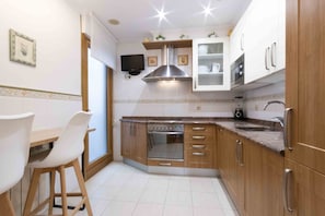 冷蔵庫、電子レンジ、オーブン、食器洗い機