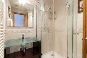 淋浴设施、吹风机、毛巾