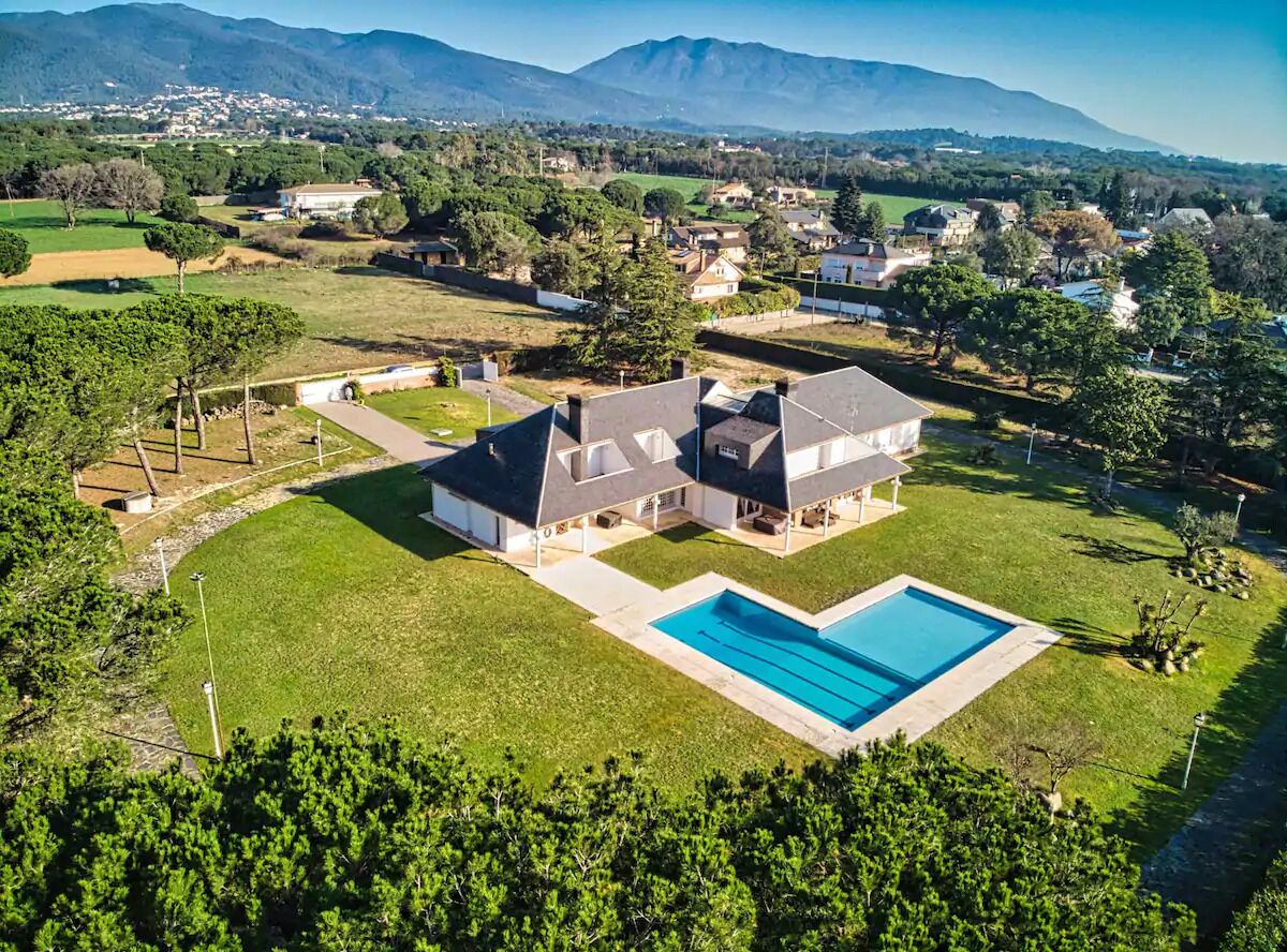 Fantástica casa con piscina, Padel y 10.000 m2 de jardín privado