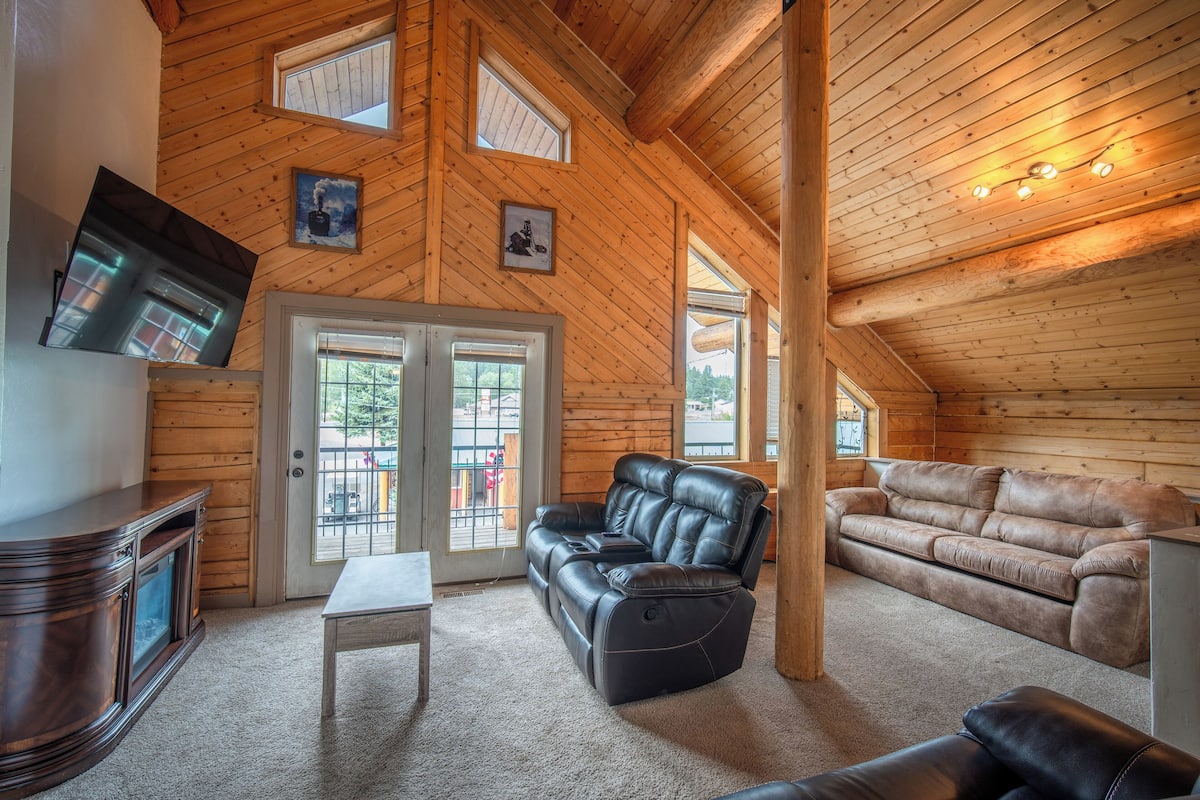 Cabin | Living area | 32-inch TV with cable channels