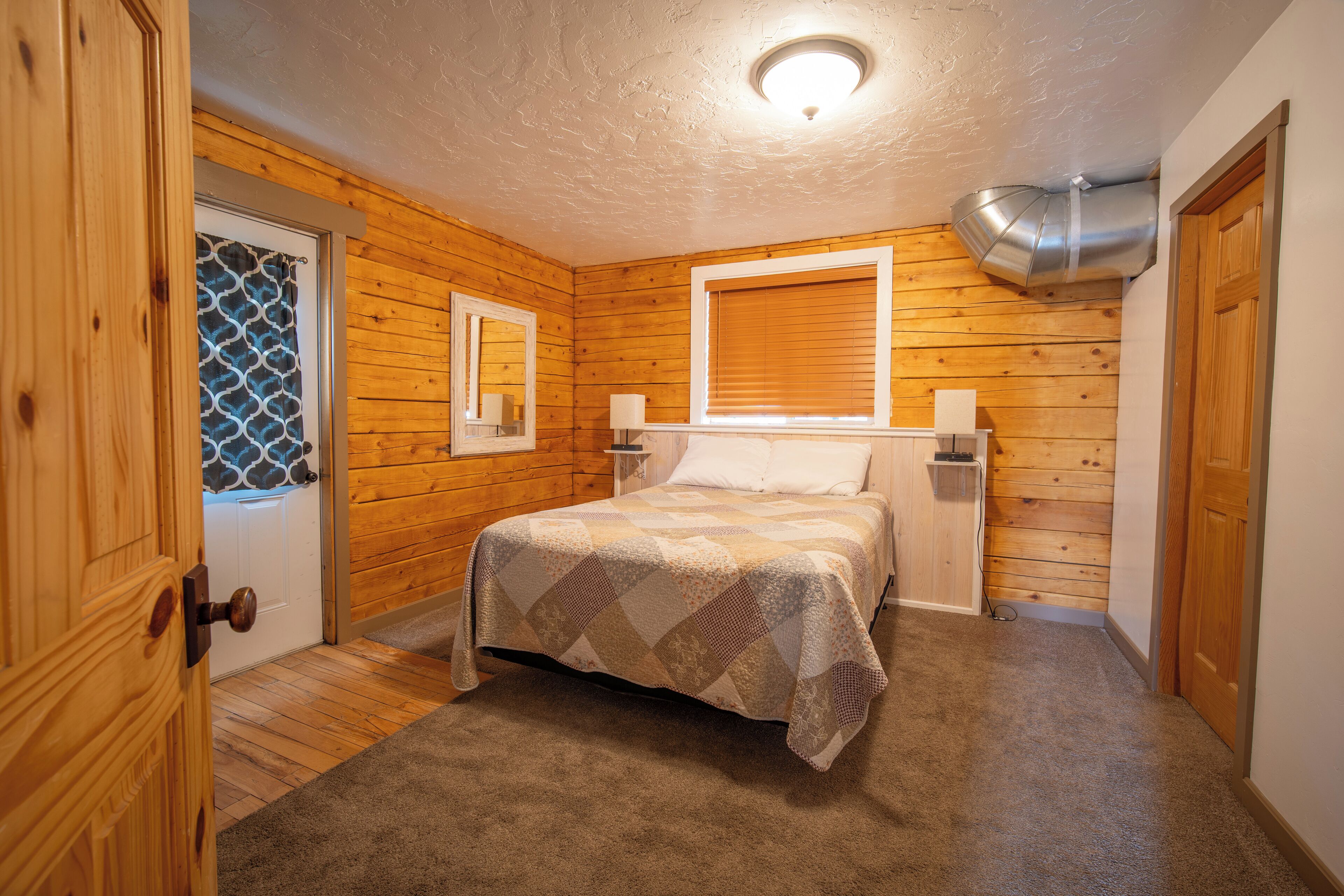 cabin | premium bedding, iron/ironing board, free wifi, bed sheets