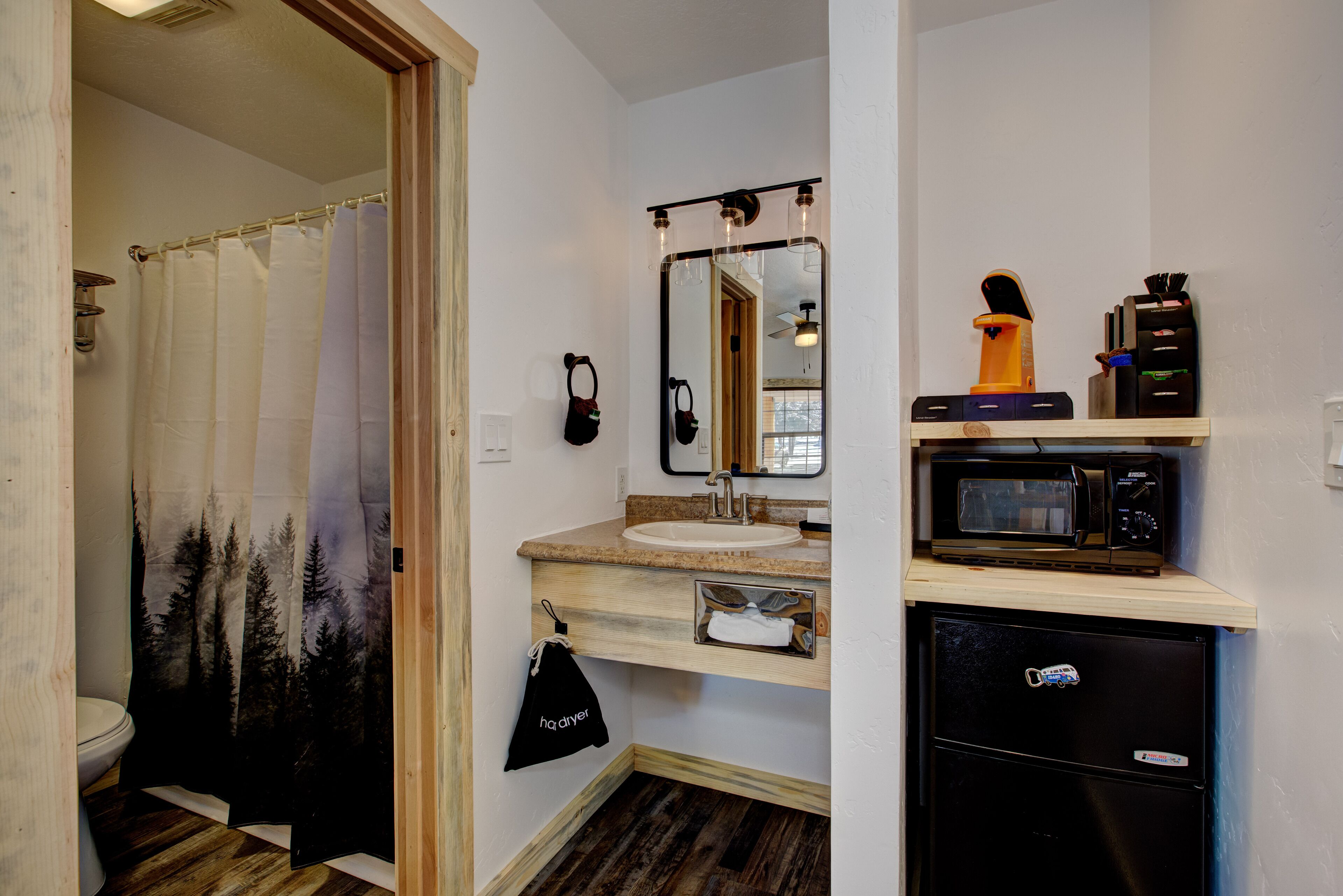 standard room, 1 queen bed, non smoking | bathroom | combined shower/bathtub, free toiletries, hair dryer, towels