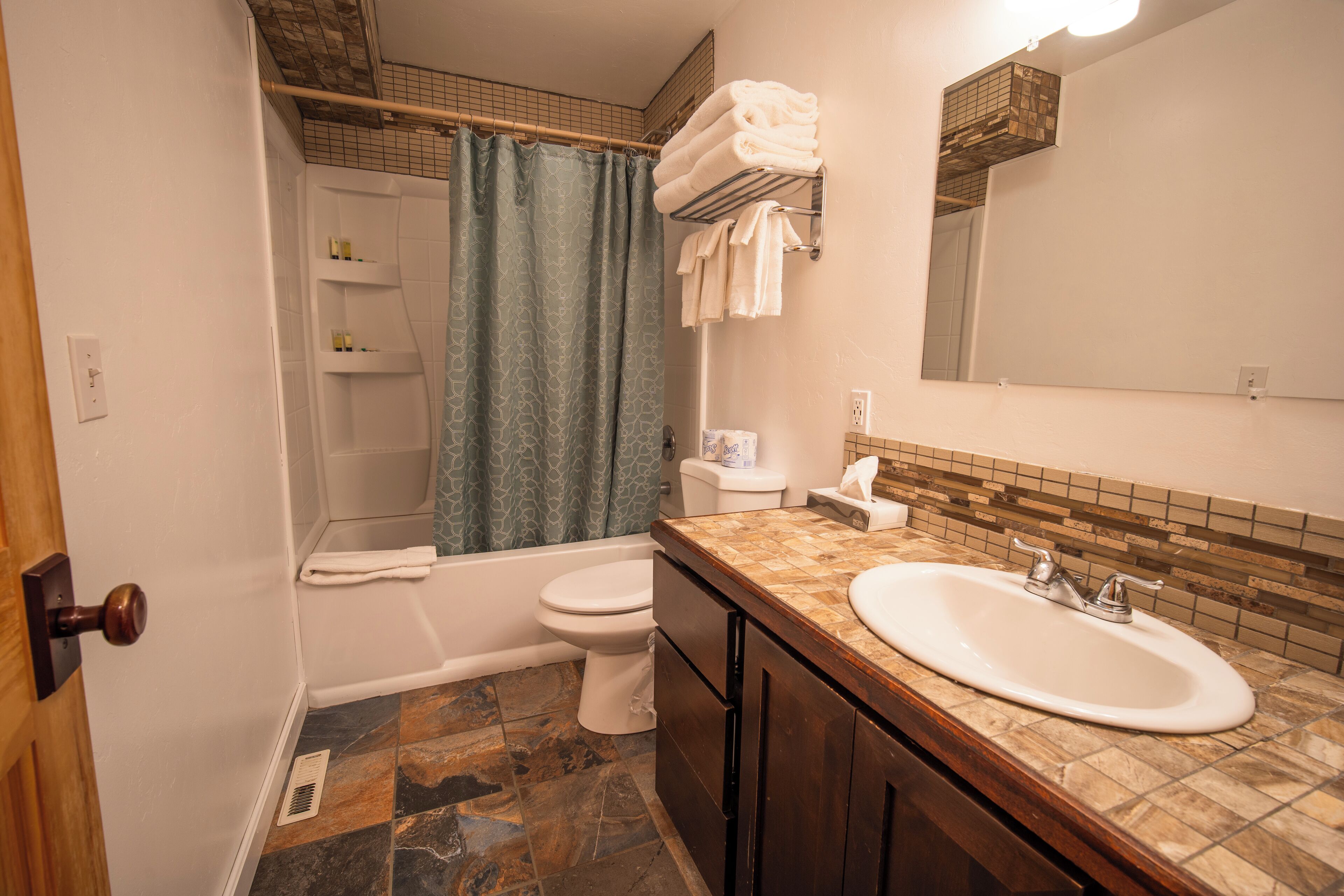 cabin | bathroom | combined shower/bathtub, free toiletries, hair dryer, towels