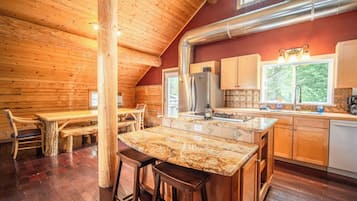 Huisje | Privékeuken | Een koelkast met diepvriezer, een microgolfoven, een oven, een kookplaat