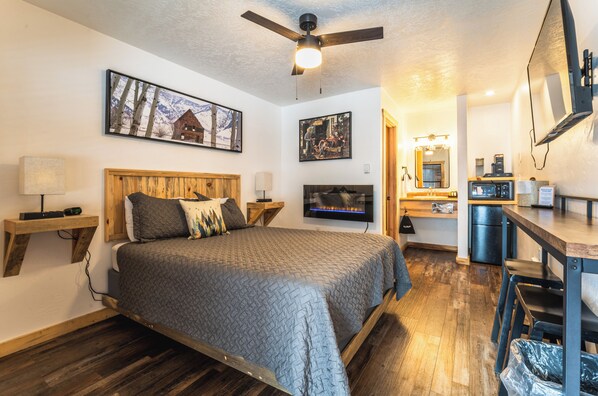 Standard Room, 1 Queen Bed, Non Smoking | Premium bedding, iron/ironing board, free WiFi, bed sheets