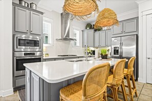 Refrigerador, microondas, horno y parrilla de estufa 