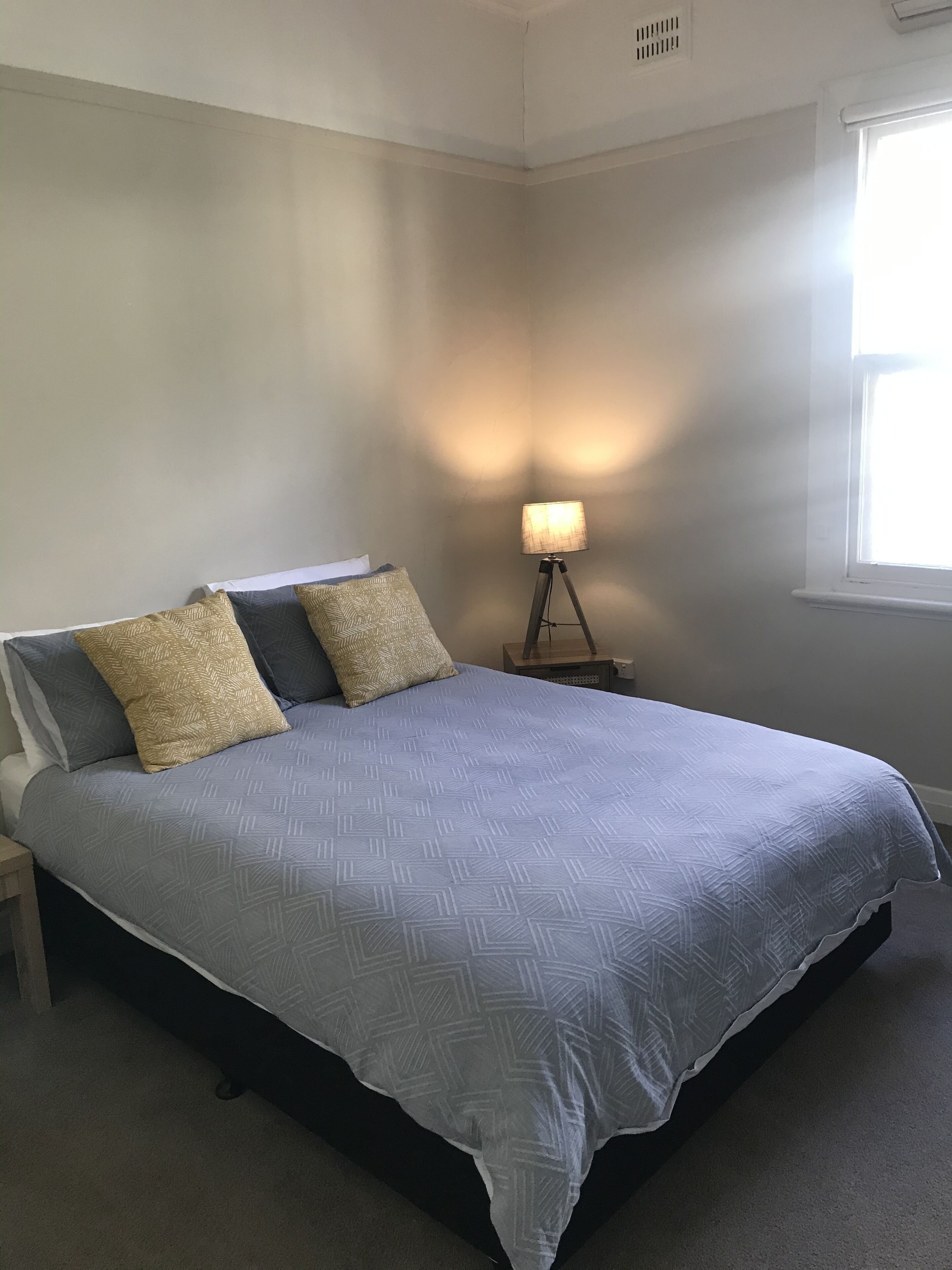 "Ava" on fox St.  Entire central residence in peaceful st with yard & 5G WIFI