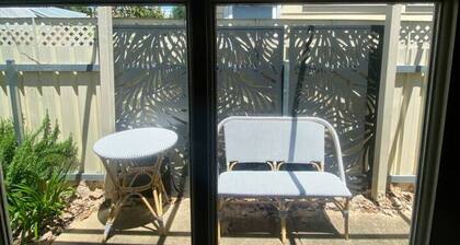 "Ava" on fox St. Entire central residence in peaceful st with yard & 5G WIFI