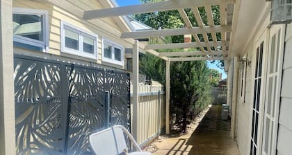 "Ava" on fox St. Entire central residence in peaceful st with yard & 5G WIFI
