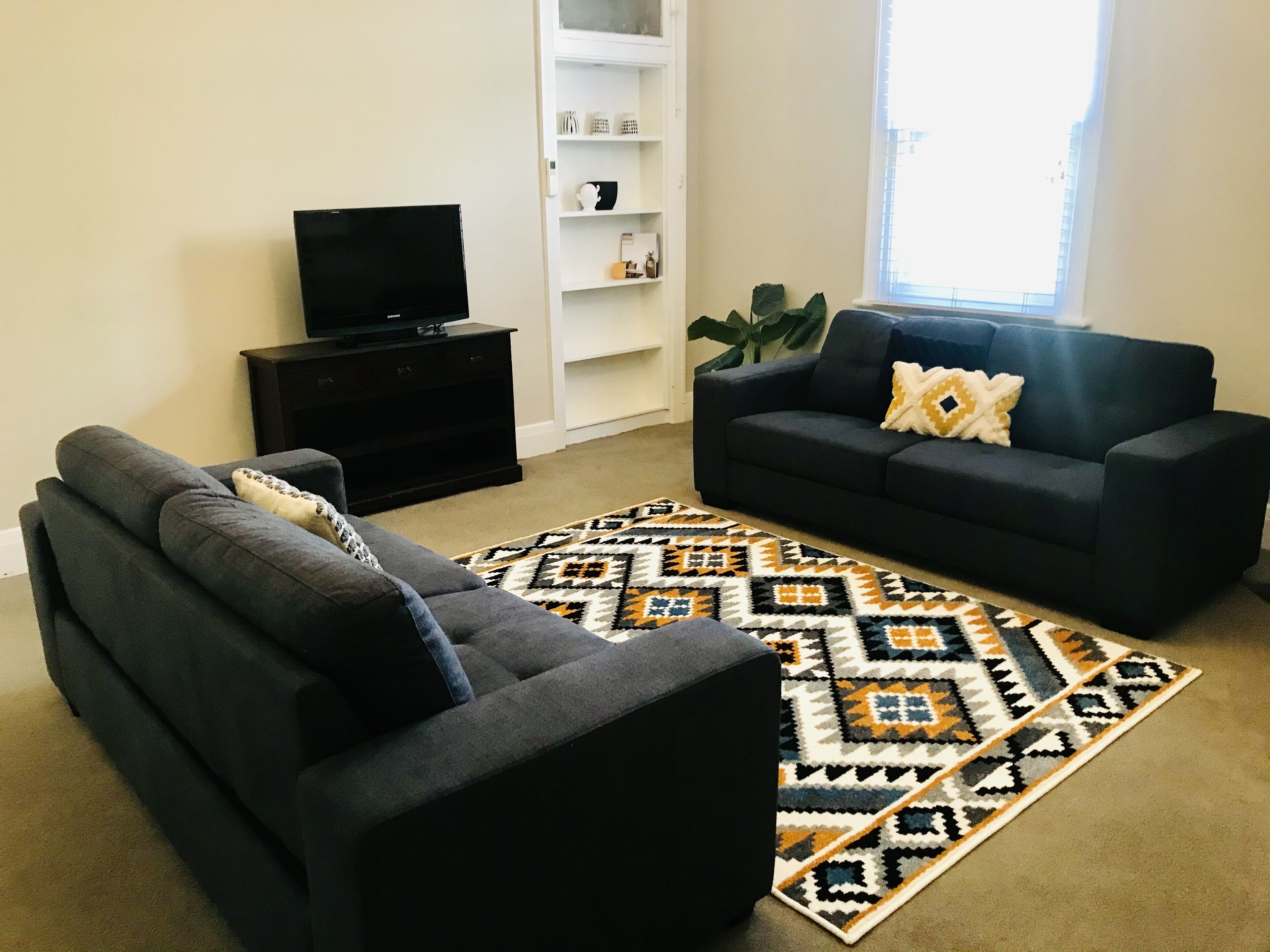 "Ava" on fox St.  Entire central residence in peaceful st with yard & 5G WIFI