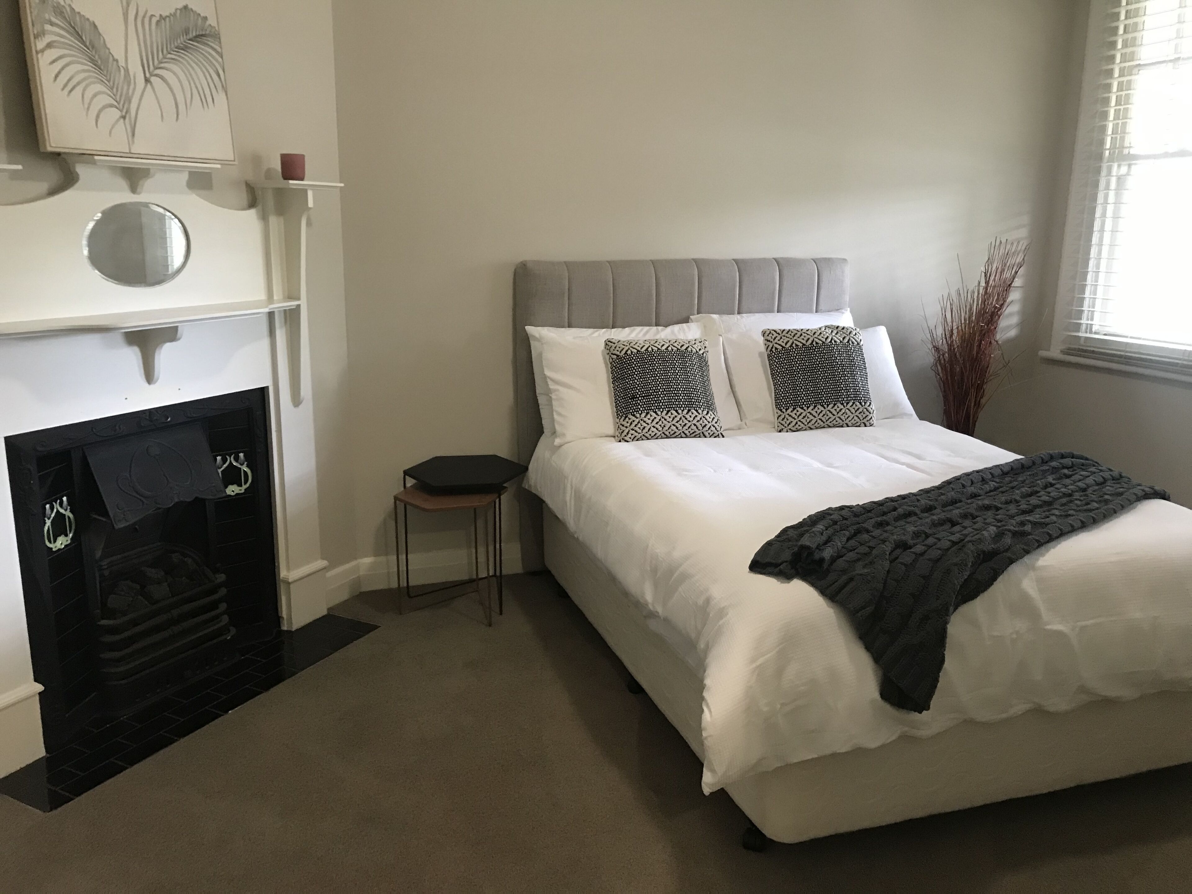 "Ava" on fox St.  Entire central residence in peaceful st with yard & 5G WIFI