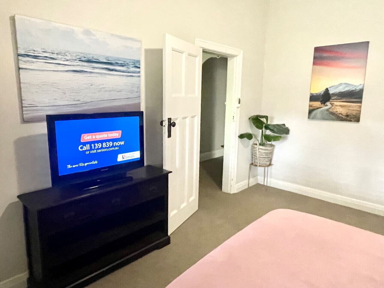 Een bureau, een strijkplank/strijkijzer, reisbedje, gratis wifi