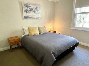 A bedroom with a bed, nightstands, a lamp, and a window. - "Ava" on fox St.  Entire central residence in peaceful st with yard & 5G WIFI (Wagga Wagga)