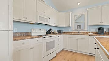 Refrigerador con freezer, microondas, horno, placa de cocina