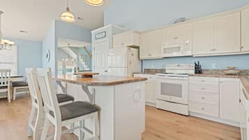 Full-sized fridge, microwave, oven, stovetop