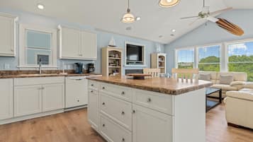 Full-sized fridge, microwave, oven, stovetop