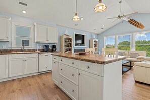 Großer Kühlschrank, Mikrowelle, Ofen, Herdplatte