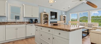 Gone Coastal: Dog-Friendly (2 max), Private Pool, Sleeps 8