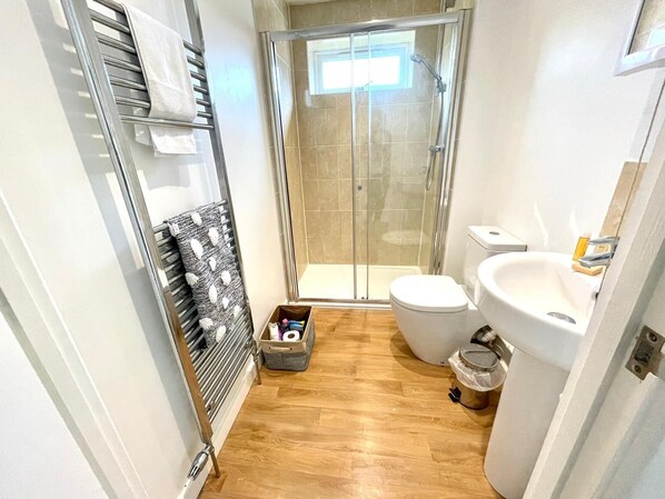Comfort-Apartment, 1 Schlafzimmer | Badezimmer | Handtücher