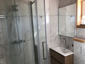 Suihku, hiustenkuivaaja, pyyhkeet, saippua