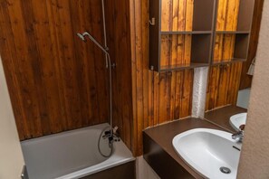 Bathtub - 100m from resort center, 10th floor, view mountain, balcony, tv, ski locker, 30m², Les Orres (Les Orres)