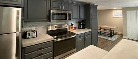 Refrigerador, microondas, horno y parrilla de estufa